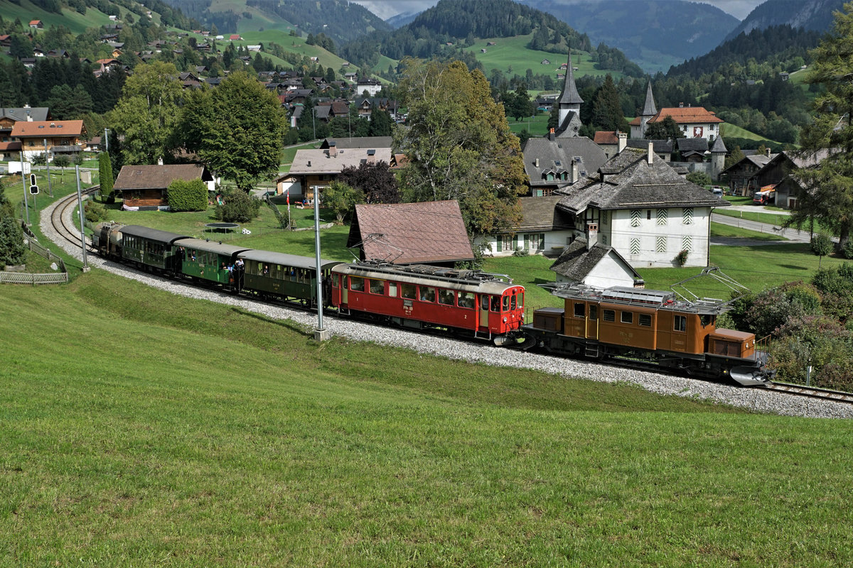 50 Jahre Blonay Chamby - MEGA BERNINA FESTIVAL
Büdnertag im Saanenland
1968-2018 50 JAHRE
BLONAY-CHAMBY
CHEMIN DE FER-MUSEE
Büdnertag im Saanenland
14. September 2018
Zug 2 mit RhB Ge 4/4 182 und BC ABe 4/4 35, ehemals RhB bei Rougemont.
Foto: Walter Ruetsch 