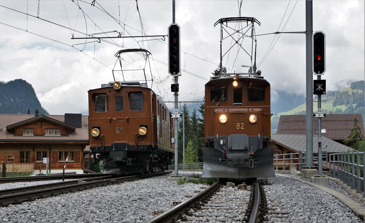 50 Jahre Blonay Chamby - MEGA BERNINA FESTIVAL
Büdnertag im Saanenland
1968-2018 50 JAHRE
BLONAY-CHAMBY
CHEMIN DE FER-MUSEE
Büdnertag im Saanenland
14. September 2018
Für gegen 300 Bahnfotografen simulierte Parallelfahrt.
Die BC Ge 4/4 81, ehemals RhB und die RhB Ge 4/4 182  BERNINA-KROKODIL  in Gstaad. Diese beiden Lokomotiven haben sich seit 1965 nicht mehr gesehen.
Foto: Walter Ruetsch 