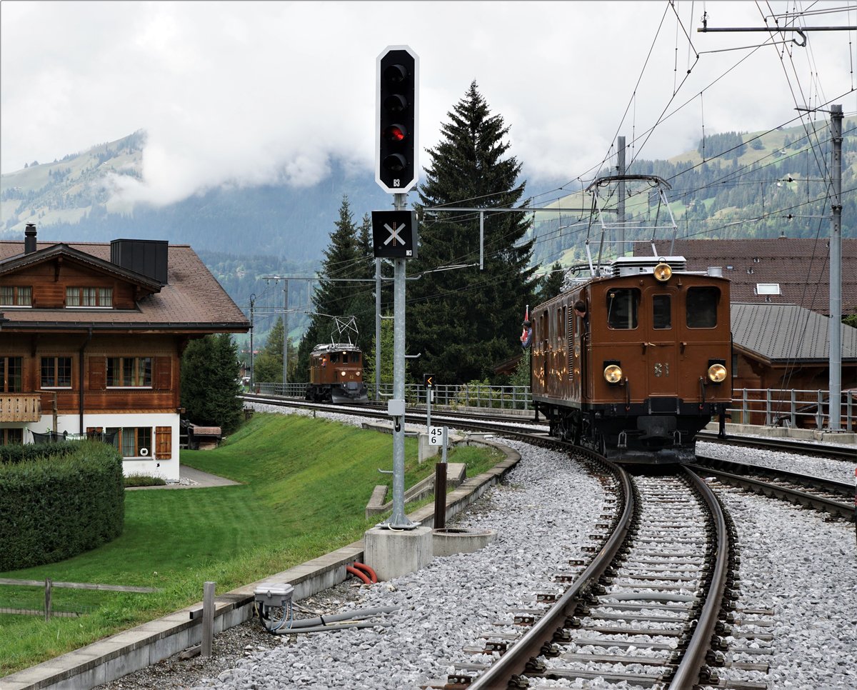 50 Jahre Blonay Chamby - MEGA BERNINA FESTIVAL
Büdnertag im Saanenland
1968-2018 50 JAHRE
BLONAY-CHAMBY
CHEMIN DE FER-MUSEE
Büdnertag im Saanenland
14. September 2018
Extra für gegen 300 Bahnfotografen simulierte Parallelfahrt.
Die BC Ge 4/4 81, ehemals RhB und die RhB Ge 4/4 182  BERNINA-KROKODIL  in Gstaad. Diese beiden Lokomotiven haben sich seit 1965 nicht mehr gesehen.
Foto: Walter Ruetsch 