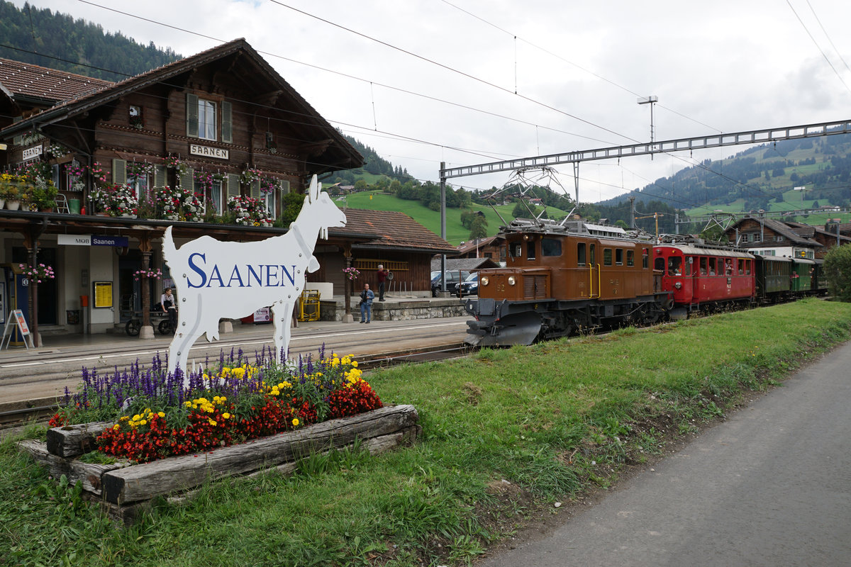 50 Jahre Blonay Chamby - MEGA BERNINA FESTIVAL
Büdnertag im Saanenland
1968-2018 50 JAHRE
BLONAY-CHAMBY
CHEMIN DE FER-MUSEE
Büdnertag im Saanenland
14. September 2018
GROSSER BAHNHOF SAANEN
Für die gegen 300 Bahnfotografen wurde in Saanen vor dem schmucken historischen Bahnhofsgebäude eine Zugskreuzung zwischen Zug 1 bespannt mit der BC Ge 4/4 81, ehemals RhB und Zug 2 bespannt mit den RhB Ge 4/4 182 und BC ABe 4/4 35, ehemals RhB simuliert.  
Foto: Walter Ruetsch 