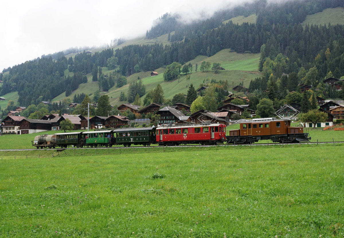 50 Jahre Blonay Chamby - MEGA BERNINA FESTIVAL
Büdnertag im Saanenland
1968-2018 50 JAHRE
BLONAY-CHAMBY
CHEMIN DE FER-MUSEE
Büdnertag im Saanenland
14. September 2018
Zug 2 bespannt mit der RhB Ge 4/4 182 und dem BC ABe 4/4 35, ehemals RhB, bei Rougemont.  
Foto: Walter Ruetsch 