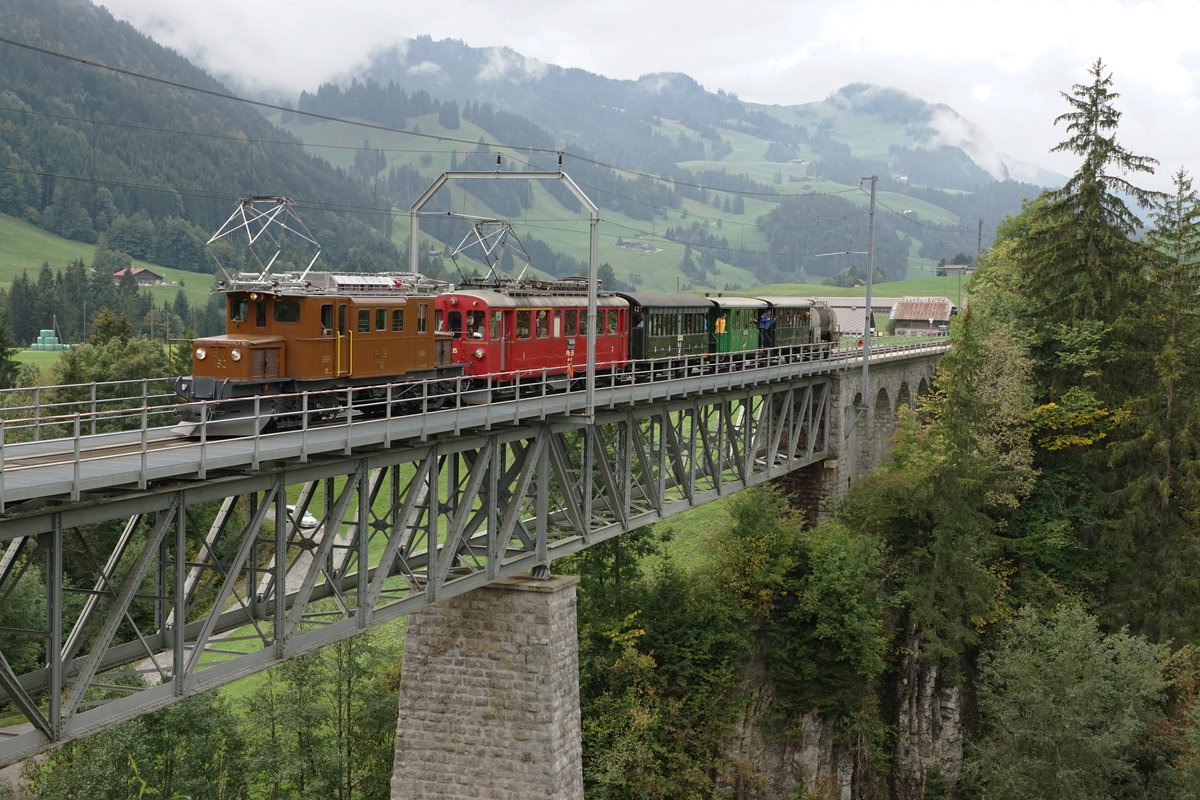 50 Jahre Blonay Chamby - MEGA BERNINA FESTIVAL
Büdnertag im Saanenland
1968-2018 50 JAHRE
BLONAY-CHAMBY
CHEMIN DE FER-MUSEE
Büdnertag im Saanenland
14. September 2018
Zug 2 bespannt mit der RhB Ge 4/4 182 und dem BC ABe 4/4 35, ehemals RhB, beim Passieren von dem Viadukt bei Flendruz.  
Foto: Walter Ruetsch 