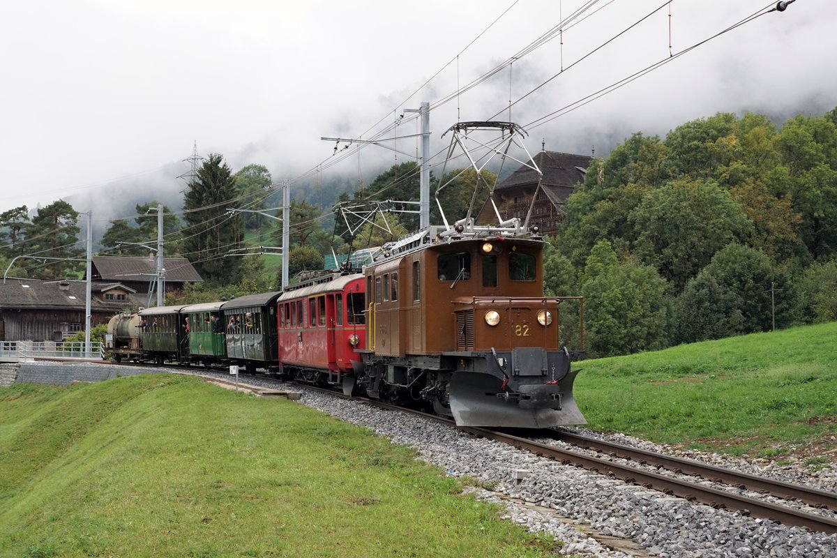 50 Jahre Blonay Chamby - MEGA BERNINA FESTIVAL
Büdnertag im Saanenland
1968-2018 50 JAHRE
BLONAY-CHAMBY
CHEMIN DE FER-MUSEE
Büdnertag im Saanenland
14. September 2018
Zug 2 bespannt mit der RhB Ge 4/4 182 und dem BC ABe 4/4 35, ehemals RhB, bei Rossinière.  
Foto: Walter Ruetsch 