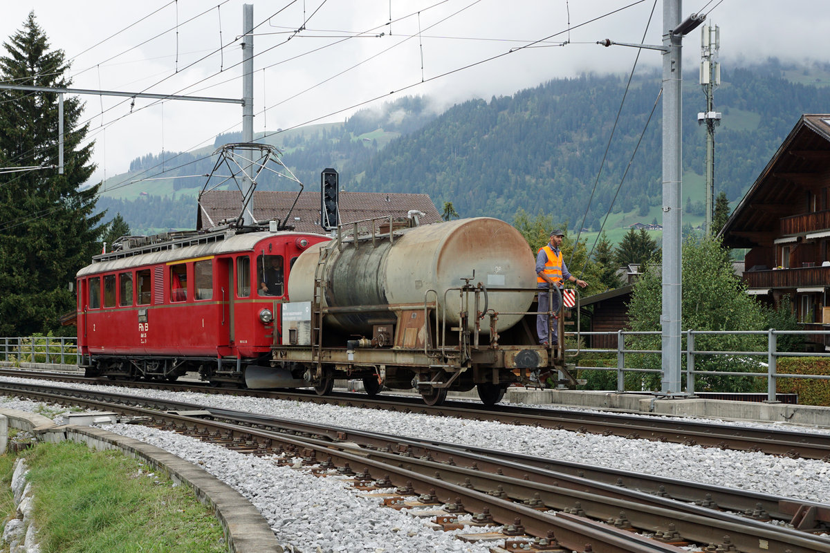 50 Jahre Blonay Chamby - MEGA BERNINA FESTIVAL
Büdnertag im Saanenland
1968-2018 50 JAHRE
BLONAY-CHAMBY
CHEMIN DE FER-MUSEE
Büdnertag im Saanenland
14. September 2018
BC ABe 4/4 35, ehemals RhB, mit einem Kesselwagen auf Rangierfahrt in Gstaad.
Foto: Walter Ruetsch