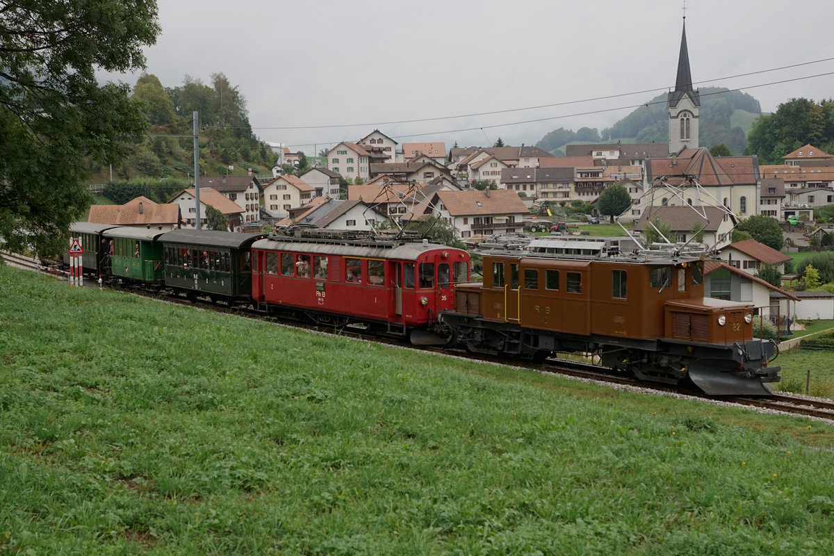 50 Jahre Blonay Chamby - MEGA BERNINA FESTIVAL
Büdnertag im Saanenland
1968-2018 50 JAHRE
BLONAY-CHAMBY
CHEMIN DE FER-MUSEE
Der Büdnertag im Saanenland vom 14. September 2018 begann leider bei sehr schlechtem Wetter.
Zug 2 bespannt mit der RhB Ge 4/4 182 und dem BC ABe 4/4 35, ehemals RhB, bei Le Pâquier-Montbarry.  
Foto: Walter Ruetsch 