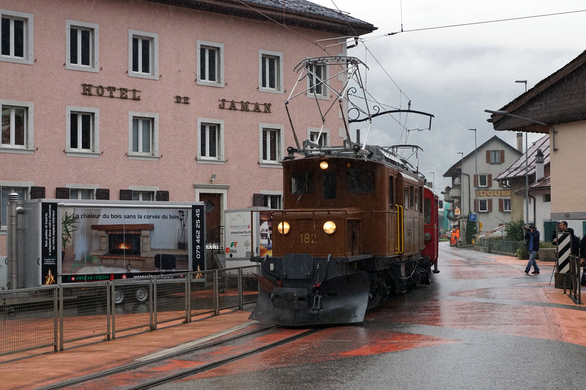 50 Jahre Blonay Chamby - MEGA BERNINA FESTIVAL
Büdnertag im Saanenland 
1968-2018 50 JAHRE
BLONAY-CHAMBY
CHEMIN DE FER-MUSEE
Der Büdnertag im Saanenland vom 14. September 2018 begann leider bei sehr schlechtem Wetter.
Zug 2 bespannt mit der RhB Ge 4/4 182 und dem BC ABe 4/4 35, ehemals RhB, auf der Fahrt nach Bulle bei der Ortsdurchfahrt Montbovon.  
Foto: Walter Ruetsch 