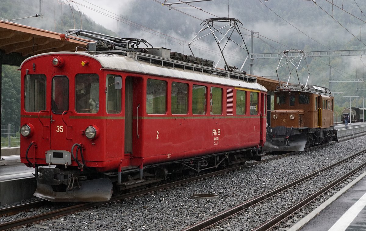 50 Jahre Blonay Chamby - MEGA BERNINA FESTIVAL
Büdnertag im Saanenland 
1968-2018 50 JAHRE
BLONAY-CHAMBY
CHEMIN DE FER-MUSEE
Der Büdnertag im Saanenland vom 14. September 2018 begann leider bei sehr schlechtem Wetter.
RhB Ge 4/4 182 und BC ABe 4/4 35, ehemals RhB, auf Rangierfahrt in Montbovon.  
Foto: Walter Ruetsch 