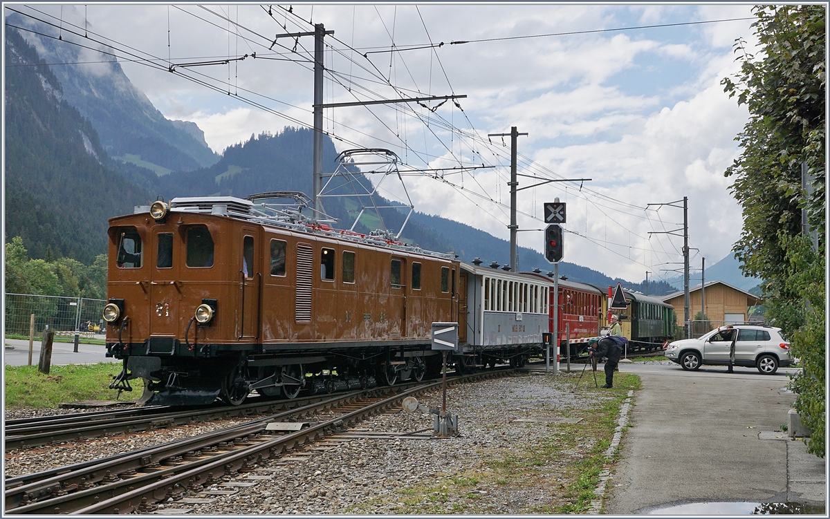 50 Jahre Blonay Chamby - MEGA BERNINA FESTIVAL -  Bündner Tag im Saaneland : Dank einer Rangierfahrt der BB Ge 4/4 81 (RhB Ge 4/4 181) mit ihrem Extrazug Rougemont - Gstaad in Saanen von Gleis 4 nach Gleis 2 konnte ich die  Einfahrt  des Zuges ein zweites Mal jedoch von der Gegenseite fotogarfieren. 
14. Sept. 2018