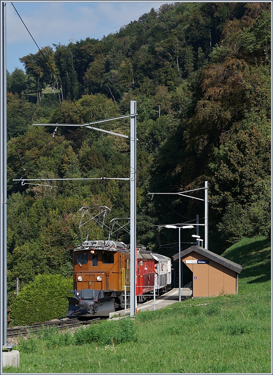 50 Jahre Blonay Chamby - MEGA BERNINA FESTIVAL: Das Bernina Krokodil, die RhB Ge 4/4 182 wartet mit dem ABe 4/4 I 35 und dem  Riviera Belle Epoque  1823518E von Montreux nach Chaulin beim Ausfahrsignal von Sonzier auf die Weiterfahrt nach Chamby.
15. Sept. 2018