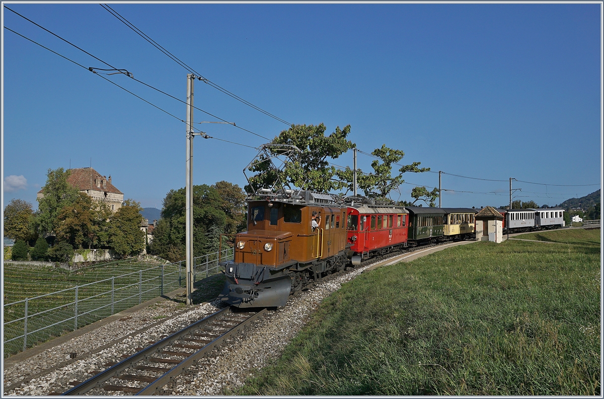 50 Jahre Blonay Chamby - MEGA BERNINA FESTIVAL: Das Bernina Krokodil, die RhB Ge 4/4 182 fährt gemeinsam mit dem ABe 4/4 I 35 den  Riviera Belle Epoque  1823501E von Chaulin nach Montreux und zeigt sich hier vor dem Château de Châtelard bei der Durchfahrt der gleichnamigen Haltestelle. 
15. Sept. 2018