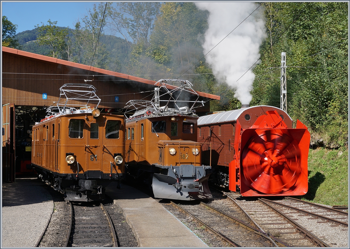 50 Jahre Blonay Chamby - MEGA BERNINA FESTIVAL: Das  Alignement  in seiner Gesamtheit genial, zeigt auf drei Loks beschränkt auch seine Reize: Die Bernina Bahn Ge 4/4 81, das Bernina Bahn Krokodil Ge 4/4 182 und die Bernina Bahn Dampfschneeschleuder mit ihren rotierenden Schaufelräder.
Chaulin, den 8. Sept. 2018
