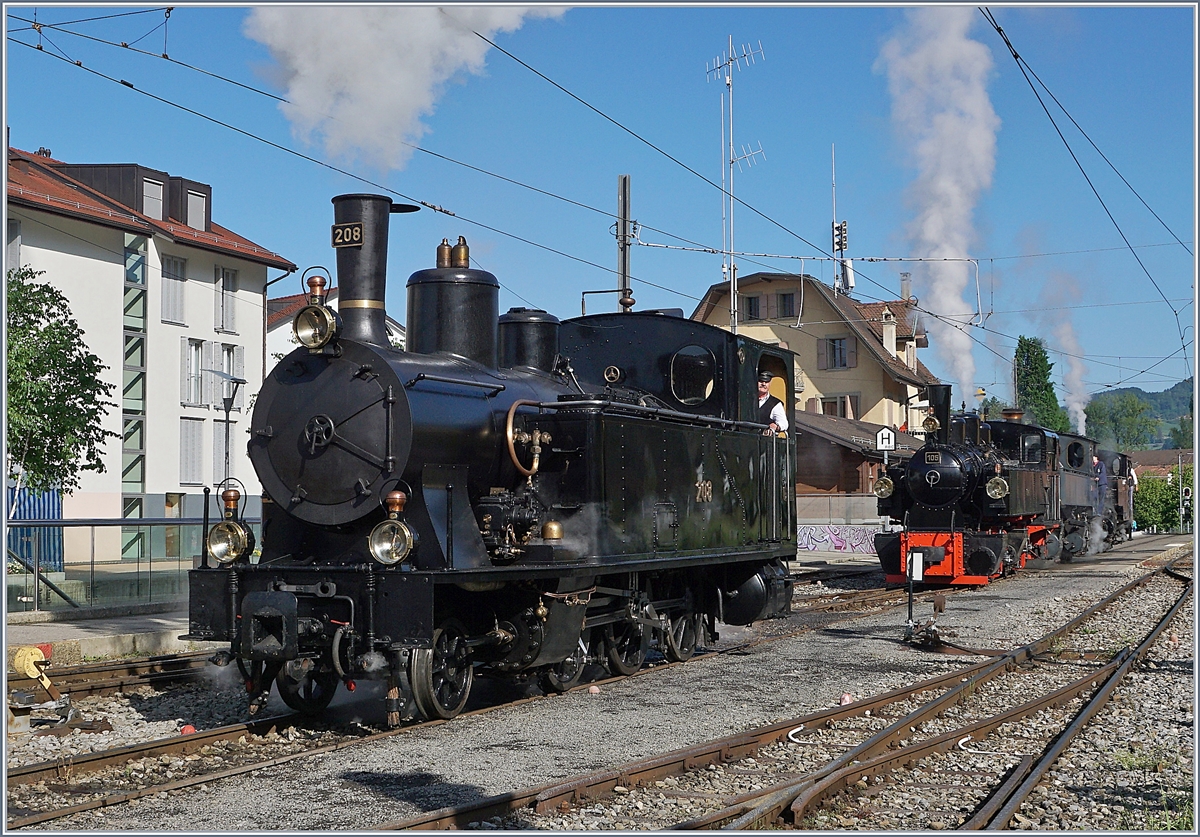 50 Jahre Blonay Chamby - MEGA STEAM FESTIVAL:  Vor dem Hintergrund weitert Dampfloks in Blonay macht sich die formschöne Brünigbahn Dampflok G 3/4 208 auf dem Weg Richtung Chamby.
14. Mai 2018