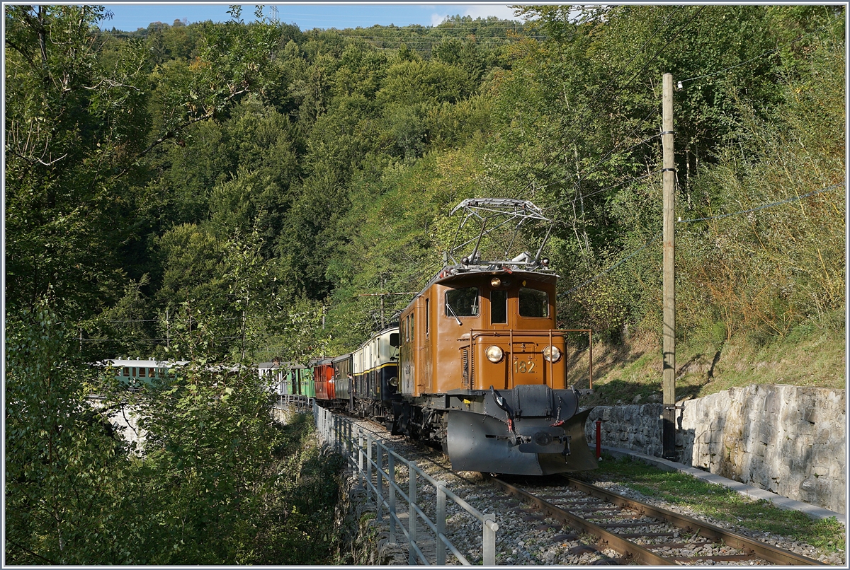 50 Jahre Blonay Chamby - MEGA BERNINA FESTIVAL: Unvorhergesehen Änderungen im Ablauf des Programs verlangten viel Geduld auf das Warten der Bernina Bahn RhB Ge 4/4 182, doch dann am ziemlich späten Nachmittag kam ich in den Genuss der RhB Ge 4/4 182 in Doppeltraktion mit dem MOB De 6/6 2002 und einem ausserordentlich langen Zug. Da der baufällige Baie de Clarens Viadukt keine grossen Lasten mehr erträgt, musste für die kurze Überfahrt die Doppeltraktion aufgelöst werden, was neben dem längeren Genuss auch weitere, einmalige Motive bot.

15. September 2018