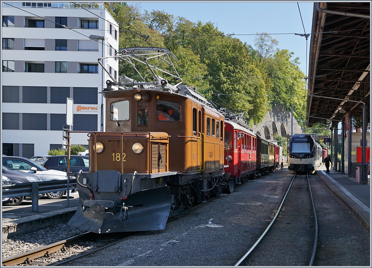 50 Jahre Blonay Chamby - MEGA BERNINA FESTIVAL: In Vevey wartet die Bernina Bahn RhB Ge 4/4 182 und der Blonay-Chamby Bernina Bahn Rhb ABe 4/4 I 35 mit ihrem Riviera Belle Epoque Express nach Chaulin auf die Abfahrt.

9. September 2018