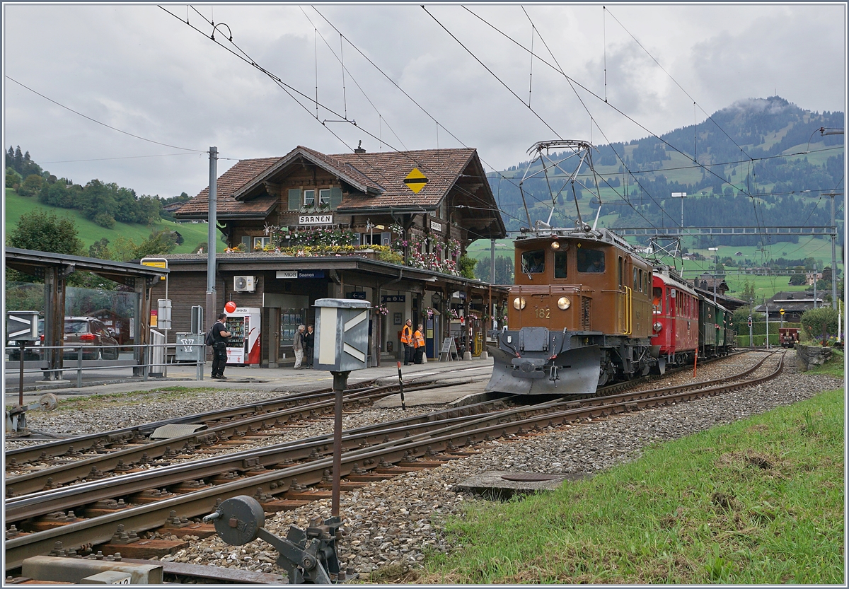 50 Jahre Blonay Chamby - MEGA BERNINA FESTIVAL: die Bernina Bahn RhB Ge 4/4  N° 182 und der Blonay Chamby Bernina Bahn ABe 4/4 I N° 35 sind mit ihrem Extrazug auf der Rückfahrt und erreichen den schmucken Berner Oberländer Bahnhof von Saanen.

14. September 2018