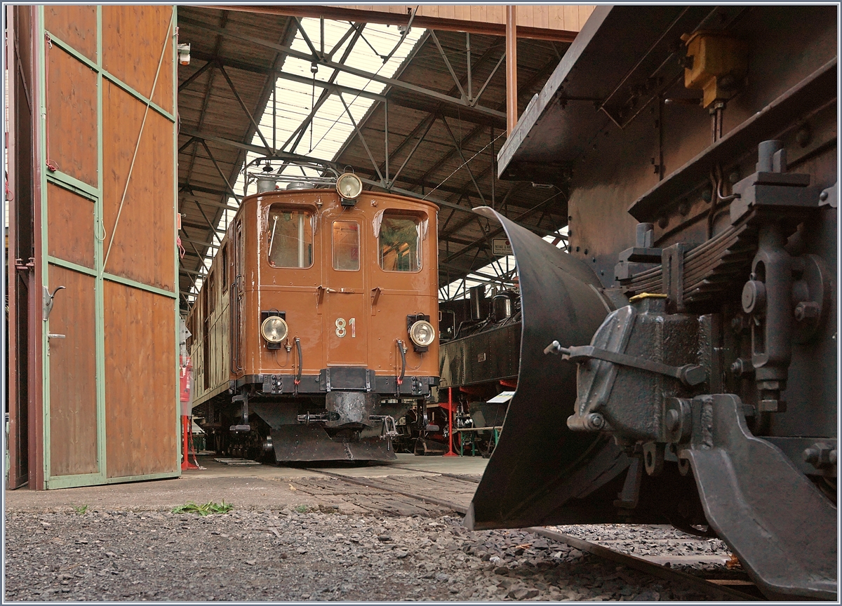 50 Jahre Blonay Chamby - MEGA BERNINA FESTIVAL: Die Blonay-Chamby Bernina-Bahn Ge 4/4 81 steht im Depôt von Chaulin. Rechts raget (bewusst) die RhB Ge 4/4 182 ins Bild. 

8. September 2018