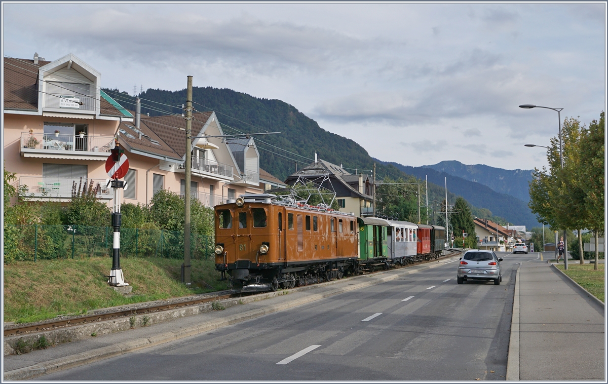 50 Jahre Blonay Chamby - MEGA BERNINA FESTIVAL: Die B-C Bernina Bahn Ge 4/4 81 erreicht mit einen bunten Museumsbahnzug von Chaulin kommend den Bahnhof von Blonay. 

9. Sept. 2018  