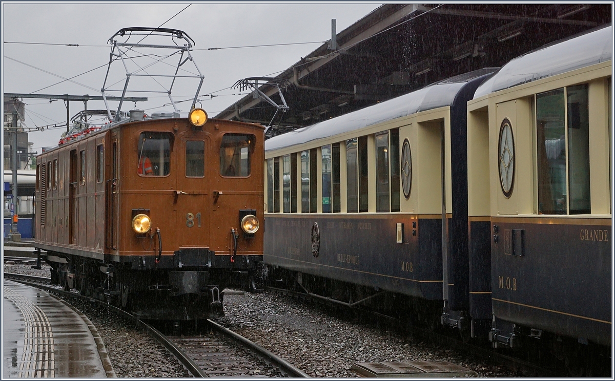 50 Jahre Blonay Chamby - MEGA BERNINA FESTIVAL: Die Blonay-Chamby Bernina Bahn Ge 4/4 81 wird einen Extrazug von Montreux nach Gstaad ziehen und rangiert zu diesem Zweck in Montreux. Dabei begegnet die Lok den MOB  Belle-Epoque/Goldenpass Classic -Wagen, zu welchen die Lok optisch recht gut passt.

14. September 2018