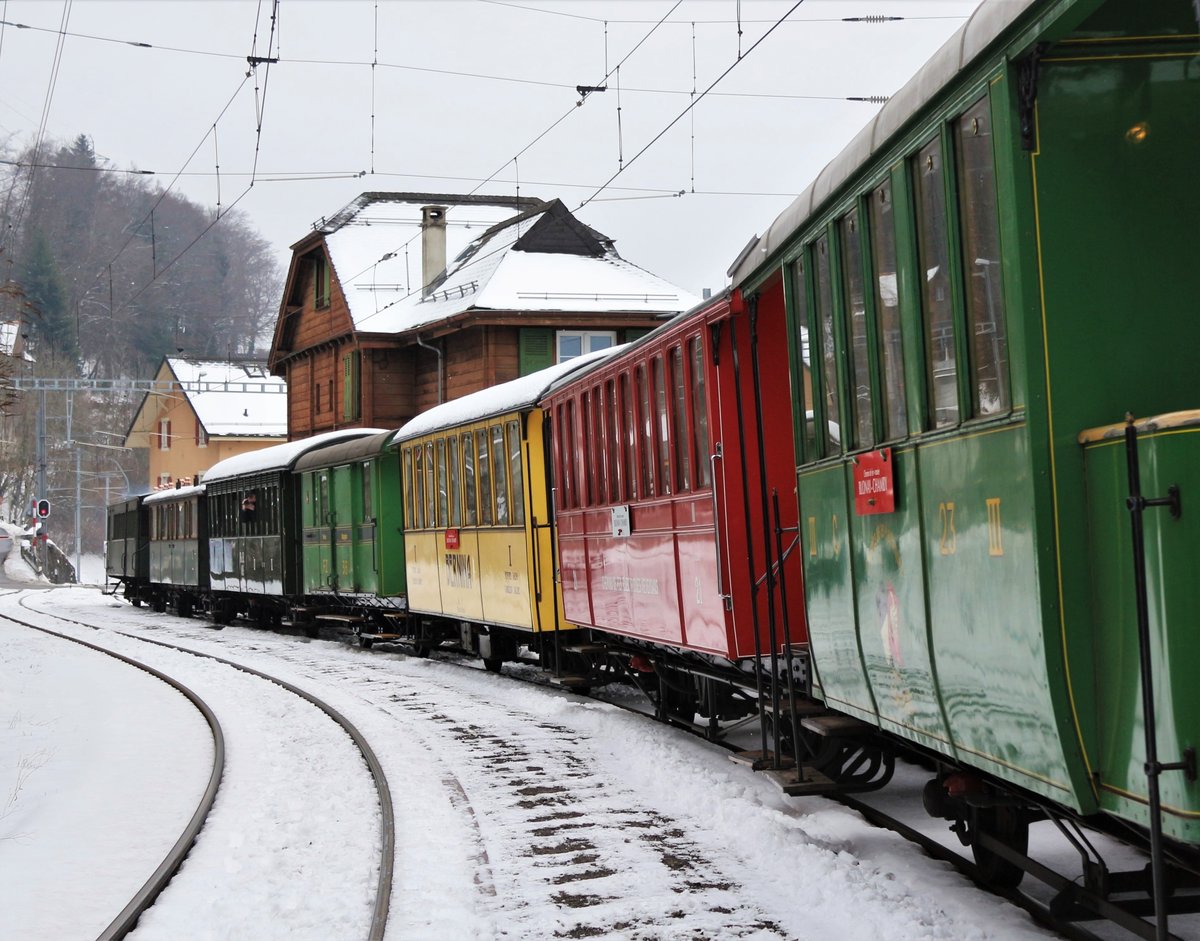 50 Jahre Blonay - Chamby Museumsbahn:
Anlässlich des Beginns des Jubiläumjahes der BC fuhr die MOB GDe 4/4 Nr. 6006  Aigle les Murailles  mit einem  Winterdampfzug  von Montreux via Montbovon und Chateau d`Oéx nach 
Zweisimmen.

Die Aufnahme zeigt die Durchfahrt der GDe 4/4 Nr. 6006 mit den farbenfrohen Wagen des  Winterdampfzuges  im Bahnhof Chamby. 
Samstag, 3. März 2018 