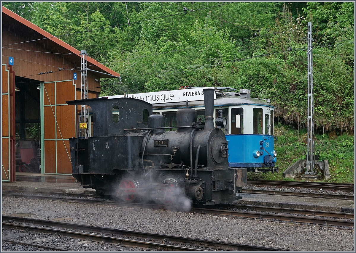 50 Jahre Blonay - Chamby; Mega Steam Festival: Wer  Schmalspur  mit  klein  gleichsetzt, für den geht die Rechnung mit der schnuggeligen G 2/2  Ticino  (1889) auf. 
Die kleine Lok wurde beim MSF als Rangierlok in Chaulin genutzt.  

Chaulin, den 10. Mai 2018