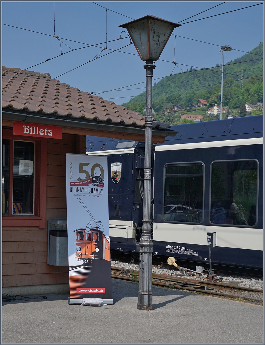 50 Jahre Blonay - Chamby - wenn auch zur Zeit noch nicht ganz aktuell, die moderne Seite des Jubiläums: Im Hintergrund der  Blonay-Chamby  CEV SURF und im Vordergrund der Hinweis auf das  Bernina-Festival. 
Nun folgt am Wochenende erst mal der zweite Teil des Mega Steam Festivals (MSF) auf welchen wir bereits sehr gespannt sind.

Blonay, den 4. Mai 2018 