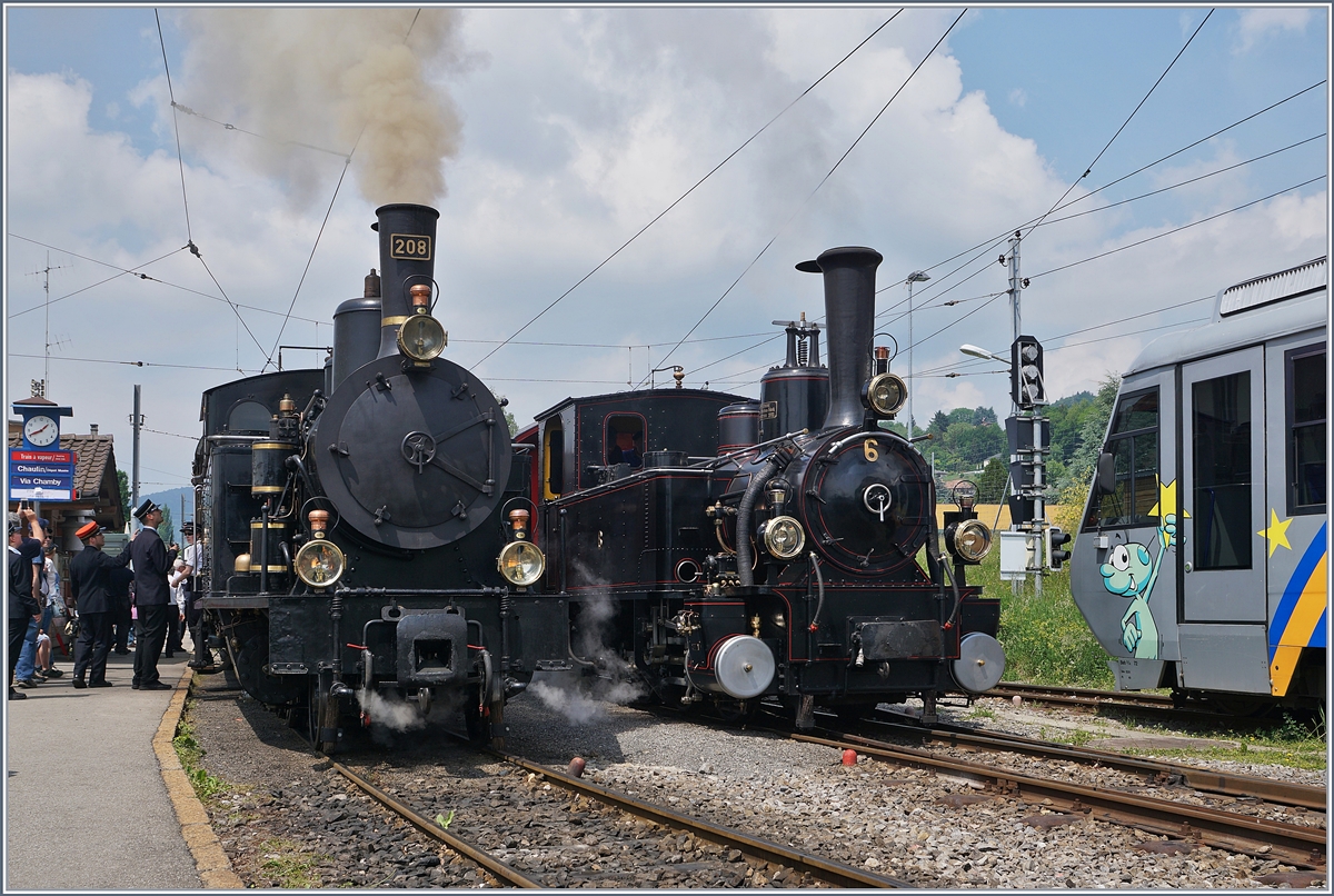 50 Jahre Blonay - Chamby; Mega Steam Festival: Zwei Brünig Bahn Dampflok in Blonay: Rechts die von der Jura Simplon Bahn 1901 beschaffte G 3/3 N° 6, und links die schon mit dem typischen SBB  Gesicht  daher kommende SBB G 3/4 208 von 1913, heute im Besitz der Ballenberg Dampfbahn.
19. Mai 2018