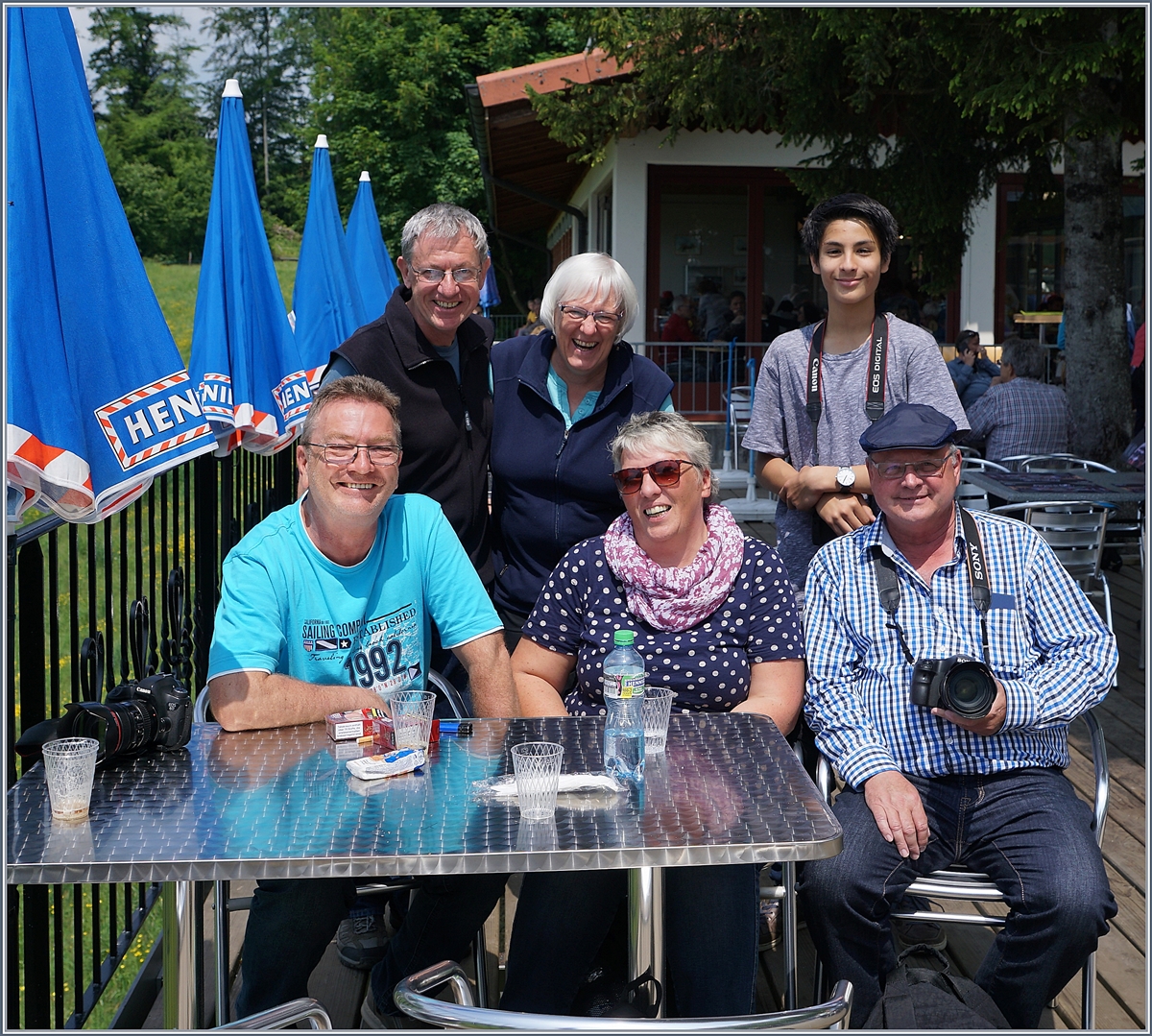 50 Jahre Blonay - Chamby; Mega Steam Festival: Auch das gehört dazu, ein Bahnbilder.de  Familien-Bild . Es wurde auf eine kurze Belichtungszeit geachtet, denn viel Zeit zum rumsitzen blieb nicht...
Ein Dank geht an die Dame die auf meinem Fotoapparat abdrückte.
(Hinweis: Auf die Beschriftung der hier abgebildeten Personen habe ich verzichtet, da die BB.de Fotografen mehr oder weniger bekannt sein dürften.)
Chaulin, den 19. Mai 2018