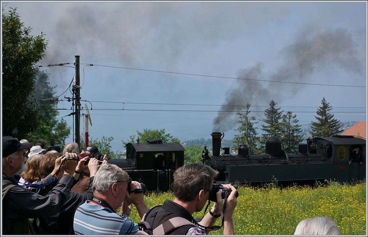 50 Jahre Blonay - Chamby; Mega Steam Festival: Ein Höhepunkt war sicherlich der mit sieben Dampfloks verkehrende Zug von Blonay nach Chamby. Bilder davon gibt es bei BB.de bereits zu bewundern, und weitere Bilder werde sicher noch zu sehen sein. 
Bei allem Respekt vor der einmaligen und eindrücklichen Fahrt, mag ich doch lieber das kleine beschauliche Dampfbähnchen mit einer Dampflok und zwei drei Wagen. Demzufolge beschränkt sich mein Beitrag zur  Sieben-Dampflokfahrt  auf dieses Bild, welches die zahlreichen Fotografen und Filmer beim Festhalten des eindrücklichen Zuges zeigt.
19. Mai 2018  