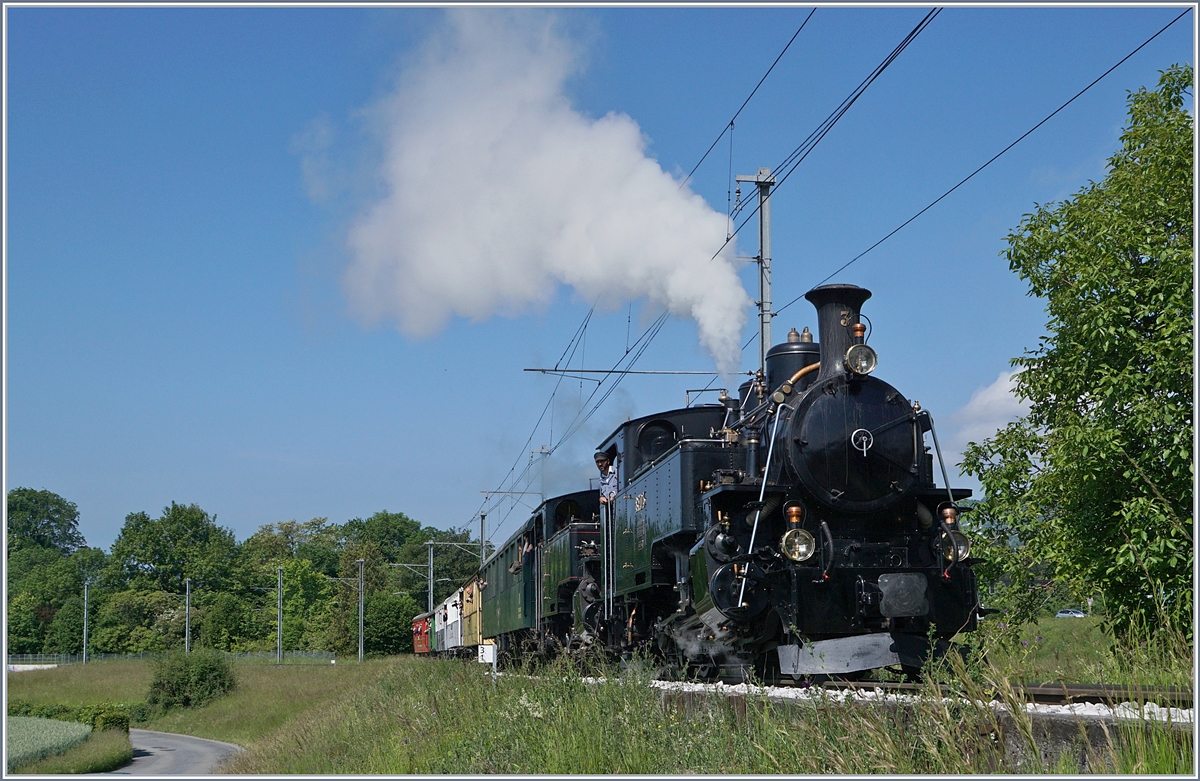 50 Jahre Blonay - Chamby; Mega Steam Festival: Auch in diesem Jahr verkehren trotz umfangreichen Bauarbeiten auf der CEV Strecke einige Blonay-Chamby Bahn Züge von und bis Vevey.
Das Bild zeigt die beiden HG 3/4 N° 3 und 4 mit dem  Riviera Belle Epoque  auf der Bergfahrt kurz nach Château d'Hauteville.
20. Mai 2018