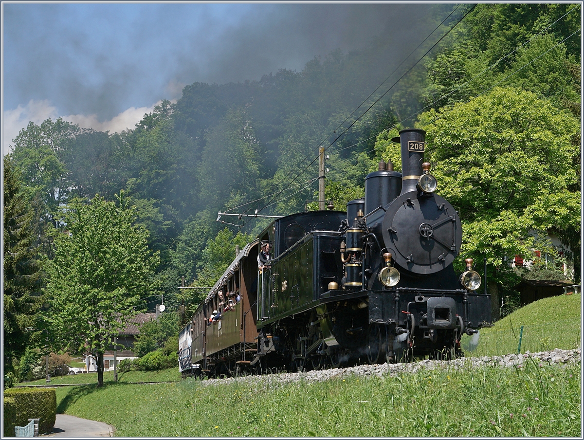 50 Jahre Blonay - Chamby; Mega Steam Festival: Die BDB Ballenberg Dampfbahn SBB G 3/4 208 kurz nach der Abfahrt in Blonay auf dem Weg nach Chamby.
20. Mai 2018