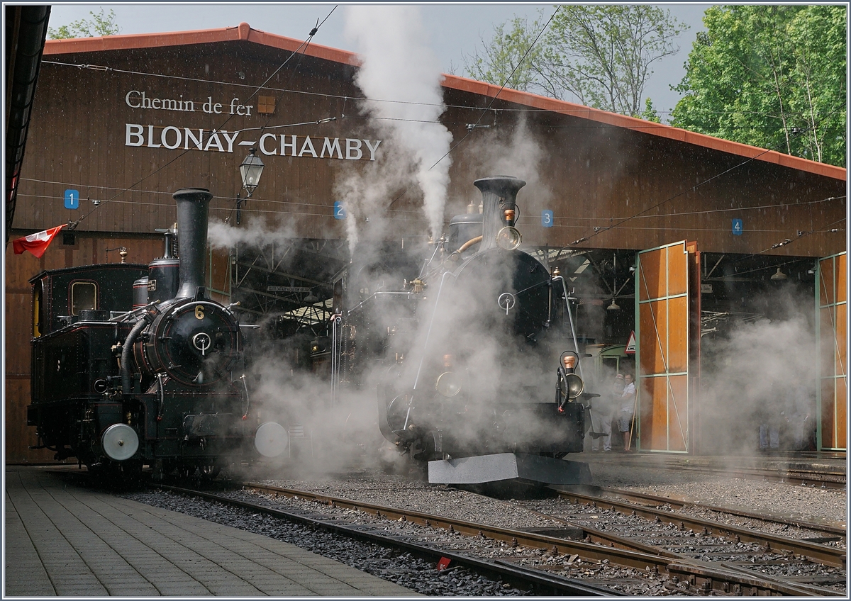 50 Jahre Blonay - Chamby; Mega Steam Festival: Ein paar Minuten später, genauer um 16 Uhr 12 trocknet die Sonne die nun saubere JS/BAM G 3/3 N° 6 bereits wieder; später, bei der Bekohlung wird die Lok dann noch etwas aufwändiger abgetrocknet und gepflegt. Ebenfalls im Bild, soweit nicht vom Dampf verdeckt, die BFD HG 3/3 N° 3. 
19, Mai 2018