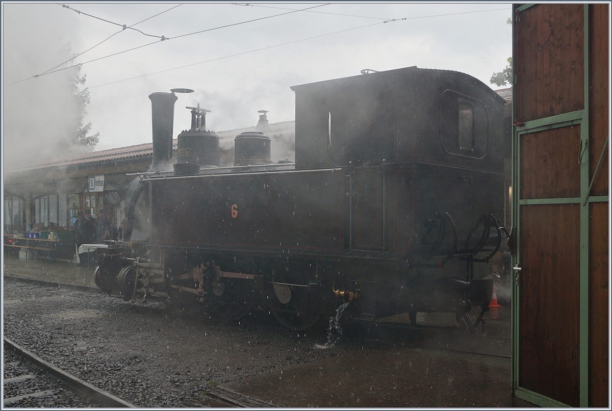 50 Jahre Blonay - Chamby; Mega Steam Festival: Nicht nur das Programm der MSF hatte eindrückliche Hohepunkte, sondern auch das Wetter: In Chaulin wird die JS/BAM G 3/3 N° 6 reichlich begossen und behagelt. Die Zeit: 16 Uhr 00.
19. Mai 2018