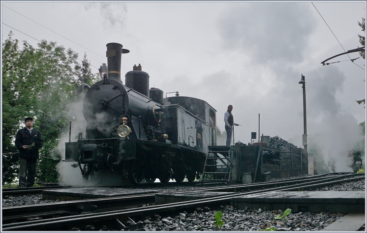 50 Jahre Blonay - Chamby; Mega Steam Festival: Die kleine Dampflok, die mit dem hüschen Zug durch die liebliche Sommerlandschaft zuckelt, das ist Dampfromantik; doch wenn es regnet und die Lok  Hunger  hat, sieht die Sache schon ganz anders aus, besondere da in Chaulin gleich zehn hungrige Dampfloks zu  füttern  waren. Ein bewusst eher tristes Bild als herzlichen Dank an all die unzählingen Helfer beim Mega Steam Festival 2018 für das gute Gelingen der Jubiläumsveranstaltung. 
Die Ballenberg Dampfbahn SBB G 3/4 208 wird in Chaulin bekohlt.
10. Mai 2018
