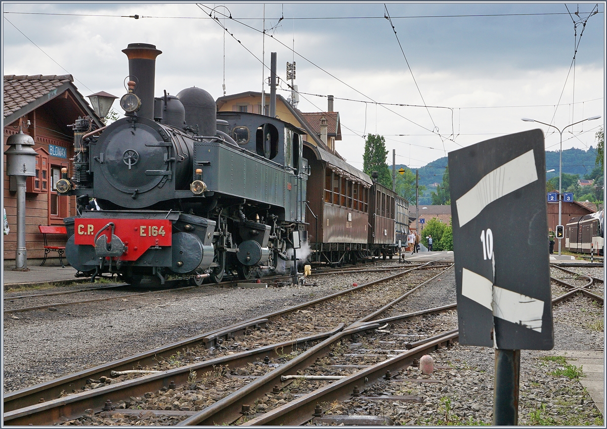 50 Jahre Blonay - Chamby; Mega Steam Festival: In Blonay wartet die C.P E 164 auf die Abfahrt nach Chaulin.
Die relativ schwere Lok wurde von Henschel in Cassel 1905 an die Minho Douro Bahn geliefert und besorgte am Schluss ihrer Karriere bei der C.P. (Caminohos de Ferro da Portugal) den Vorortverkehr um Porto. 1984 dort abgestellt, konnte die Lok erst 2000 wieder in den Freibergen bei  La Traction  fahrtüchtig zum Einsatz gelangen.
20. Mai 2018