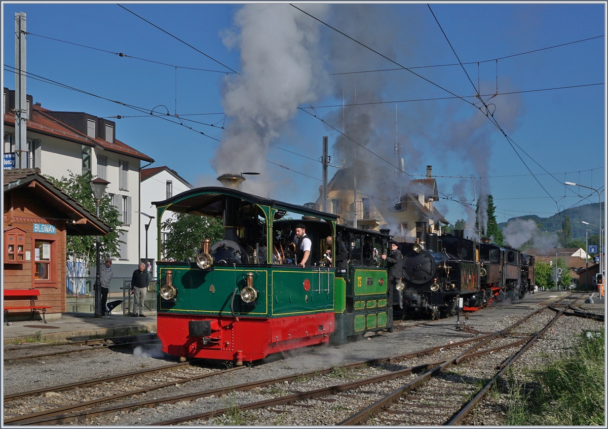 50 Jahre Blonay - Chamby; Mega Steam Festival, das ist Dampf auch Dampf in allen Varianten: Die FP 4 und TS 60 verlassen Blonay, während zahrreiche weitere herrliche Dampfloks im Hintergrund auf ihre Abfahrt warten.
11. Mai 2018 