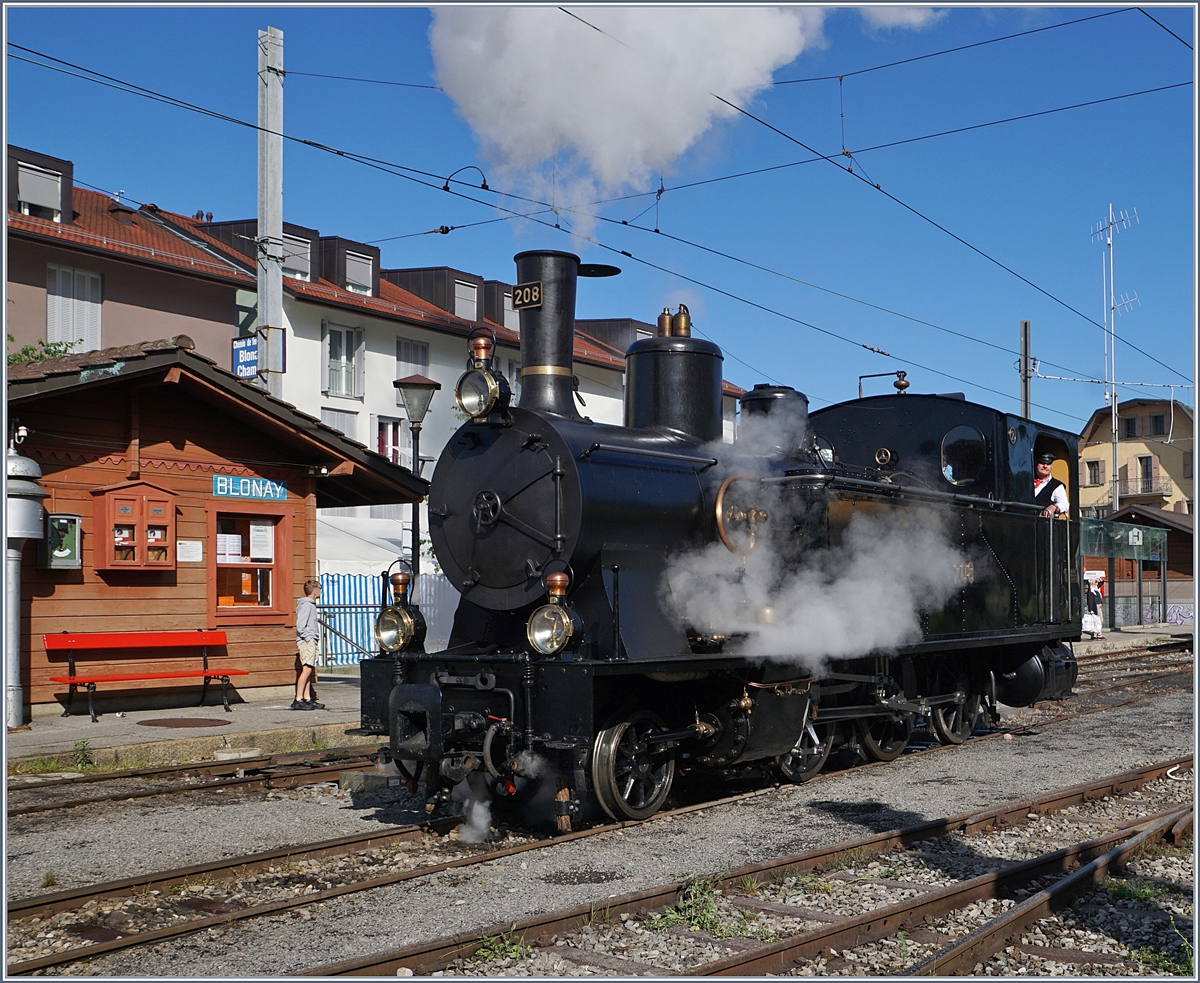 50 Jahre Blonay - Chamby; Mega Steam Festival: Die schöne SBB G 3/4 208 der BDB (Ballenberg Dampfbahn) zu Gast bei der Blonay Chamby Bahn, verlässt Blonay Richtung Chamby.
11. Mai 2018