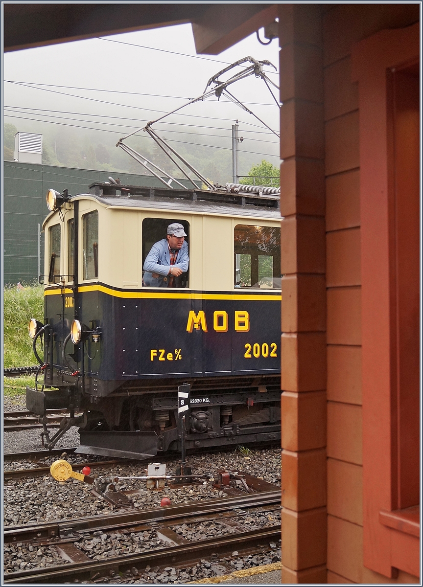50 Jahre Blonay - Chamby; Mega Steam Festival: der FZe 6/6 2002 und ihr Meister warten in Blonay auf den nächsten Einsatz.
13. Mai 2018 