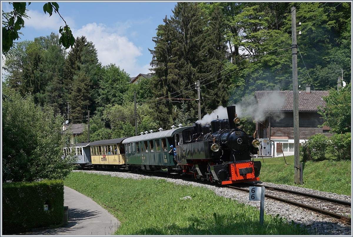 50 Jahre Blonay - Chamby; Mega Steam Festival: die G 2x 2/2 105 ist kurz nach der Abfahrt in Blonay auf dem Weg nach Chaulin. 

20. Mai 2018