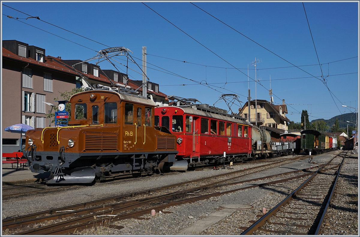 50 Jahre Blonay-Chamby! Das  Eselchen , die Berninabahn Ge 2/2 161 der RhB besuchte die Blonay Chamby Bahn und wurde gleich ihrem Verwendungszweck entsprechend in Blonay als Vorspannlok eingeteilt. Im Gegensatz zu den andern an den Festlichkeiten beteiligten Fahrzeugen, die vorzüglich aufgearbeitet Lok auch heute noch im (Plan)-Einsatz. 

9. Sept. 2018