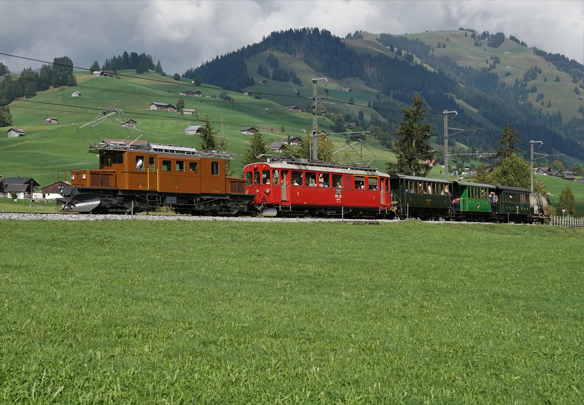 50 Jahre Blonay Chamby -MEGA BERNINA FESTIVAL
Büdnertag im Saanenland
1968-2018 50 JAHRE
BLONAY-CHAMBY
CHEMIN DE FER-MUSEE
Büdnertag im Saanenland
14. September 2018
Zug 2 mit RhB Ge 4/4 182 und BC ABe 4/4 35, ehemals RhB 35 bei Flendruz.
Foto: Walter Ruetsch 