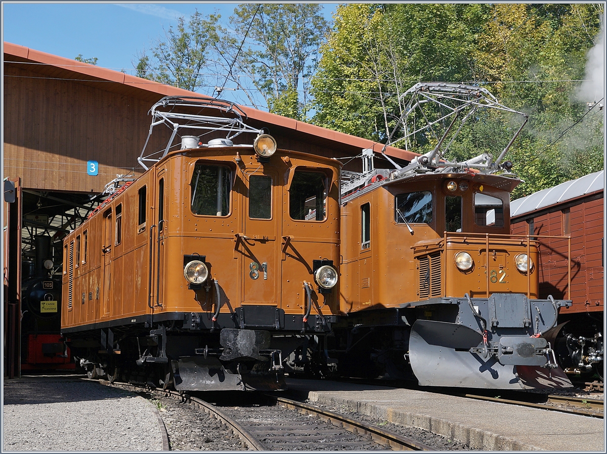 50 Jahre Blonay-Chamby! Nach vielen Jahren kam es bei den Feierlichkeiten zu einem Treffen der beiden Bernina Loks Ge 4/4 181 (bzw. 81) und 182, hier in Chaulin. Ein Zusammentreffen, welches es wohl nicht so bald wieder gibt, steht doch einem Gegenbesuch der Ge 4/4 81 der Umstand entgegen, das die Bernina Lok auf ihrer alten Stammlinie mit den schwankenden Stromspannungs-Unterschieden nicht zurecht kommen würde. 

8. Sept. 2018