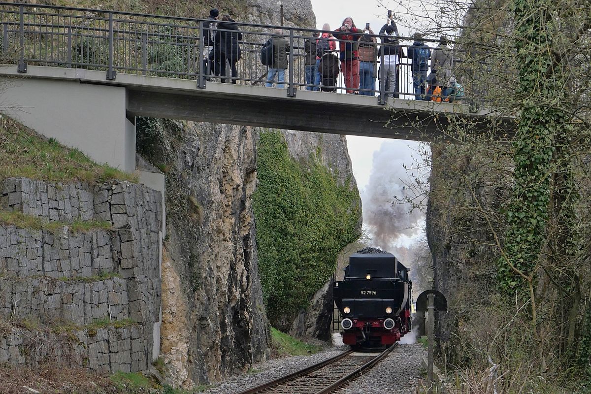 50 Jahre EFZ (|) - Kurz nach der Abfahrt in Sigmaringen befindet sich 52 7596 mit ihren Wagen am 09.04.2023 auf der Fahrt nach Storzingen. Dies ist eine von mehreren unterschiedlichen Dampfzugfahrten, mit denen die im Jahr 1973 gegründeten Eisenbahnfreunde Zollernbahn (EFZ) ihr Jubiläum am Osterwochenende mit den  Storzinger Dampftagen  feierten.