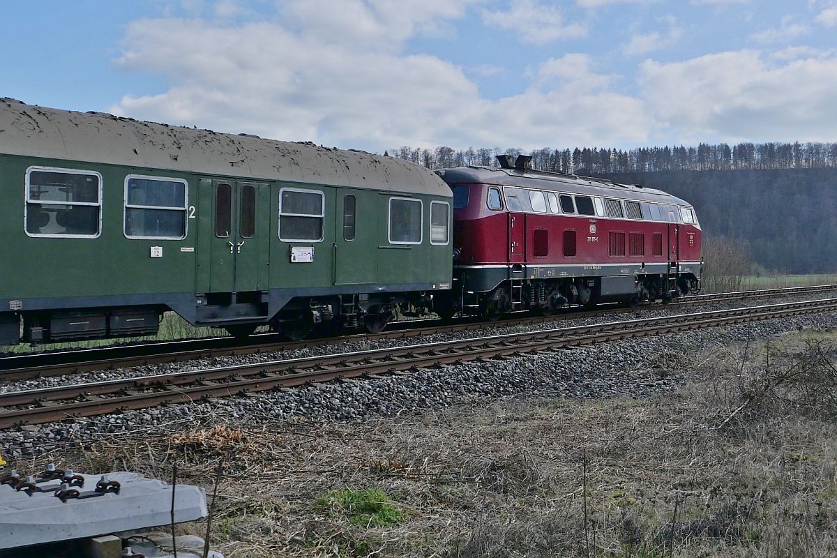 50 Jahre EFZ (||) - 218 155-0 am Zugende des von 01 519 gezogenen Sonderzuges von Tuttlingen nach Ulm. Aufnahme vom 09.04.2023 beim ehemaligen Bahnhof von Inzigkofen.