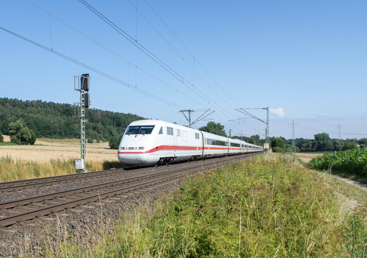 50 Jahre ICE 401 586-3 ist am 21.07.2021 bei Kerzell in Richtung Frankfurt/M. unterwegs.