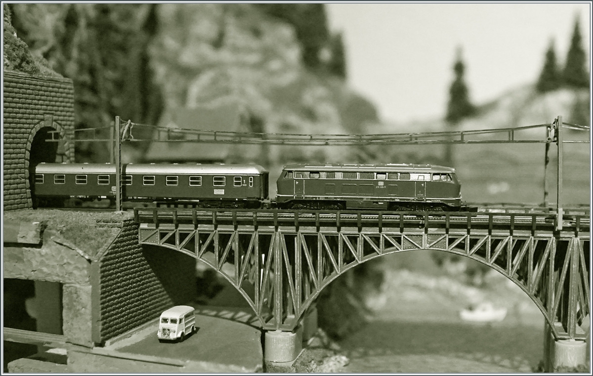 50 Jahre Märklin Mini Club (1972 - 2022) Die Märklin mini club war (und ist) seit Beginn eine richtige Modellbahn, erste Zubehörartikel bot Märklin zu Beginn selbst an, doch rasch zog die Zubehörindustrie nach. Gestern wie heute (und sicher auch in der Zukunft) bietet aber die faszinierende Bahn im Massstab 1:220 viele Gelegenheit für gemütliche Bastelarbeiten. 
Im Bild die seit dem Start im Jahre 1972 angebotene DB 216 025-7, die mit einem ebenfalls seit Beginn weg erhältlichen DB 1. Klasse Wagen an alte Zeiten erinnert. 

3. Jan. 2022