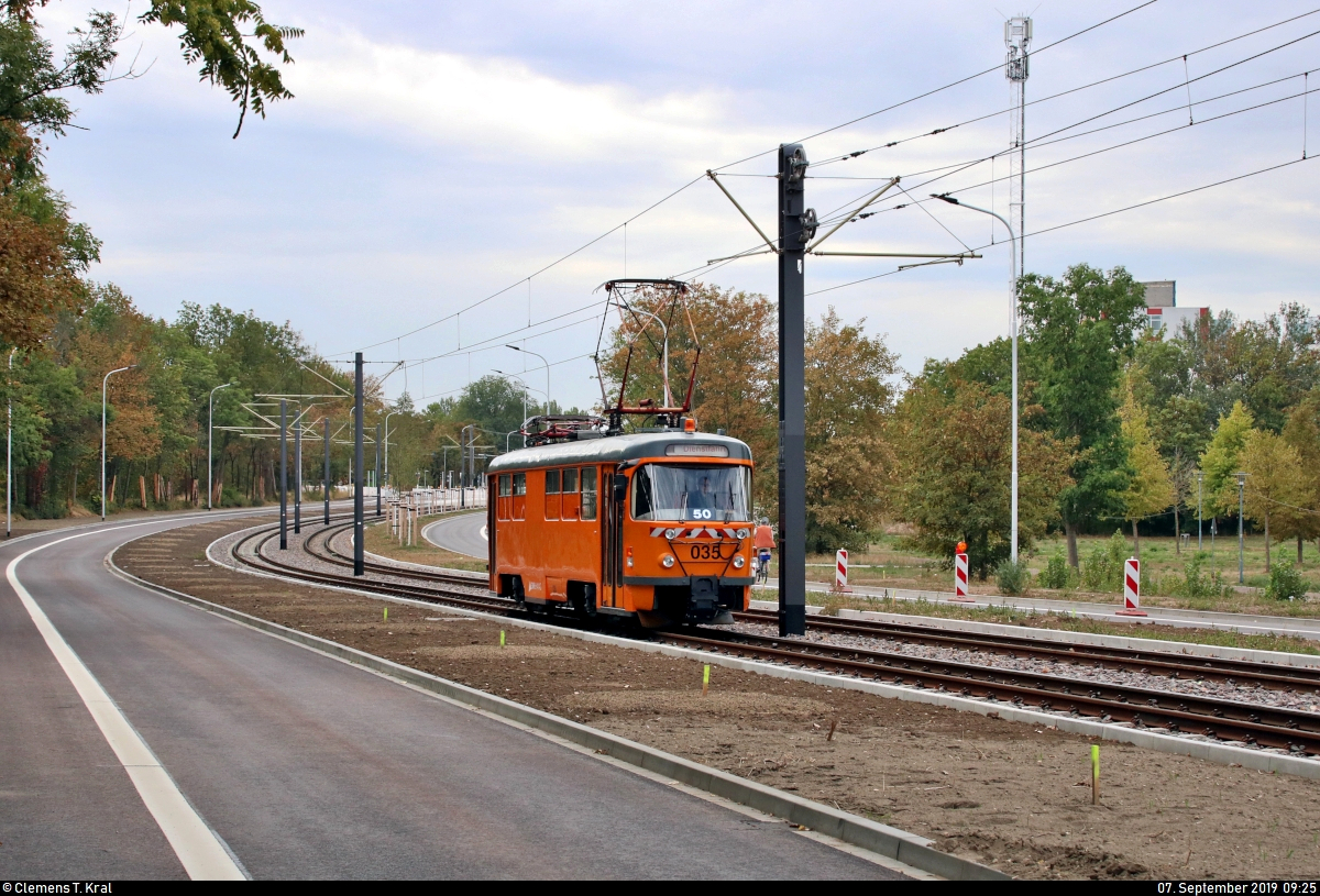 50 Jahre Tatrawagen in Halle (Saale)
Anlässlich ihrer 50-jährigen Betriebszugehörigkeit im halleschen Straßenbahnnetz veranstalten die Halleschen Straßenbahnfreunde e.V. (HSF) gemeinsam mit der Halleschen Verkehrs-AG (HAVAG) einen rund zweistündigen Fahrzeugkorso mit allen vorhandenen Tatrawagen und deren Umbauten im Stadtgebiet von Halle.
Arbeitsfahrzeug Tatra T4D-C, Wagen 035, der HAVAG bildet das Schlusslicht des Korsos und fährt dabei auf der sanierten Strecke zwischen Gimritzer Damm und Weinberg Campus Richtung Haltestelle Heide-Universitätsklinikum.
[7.9.2019 | 9:25 Uhr]