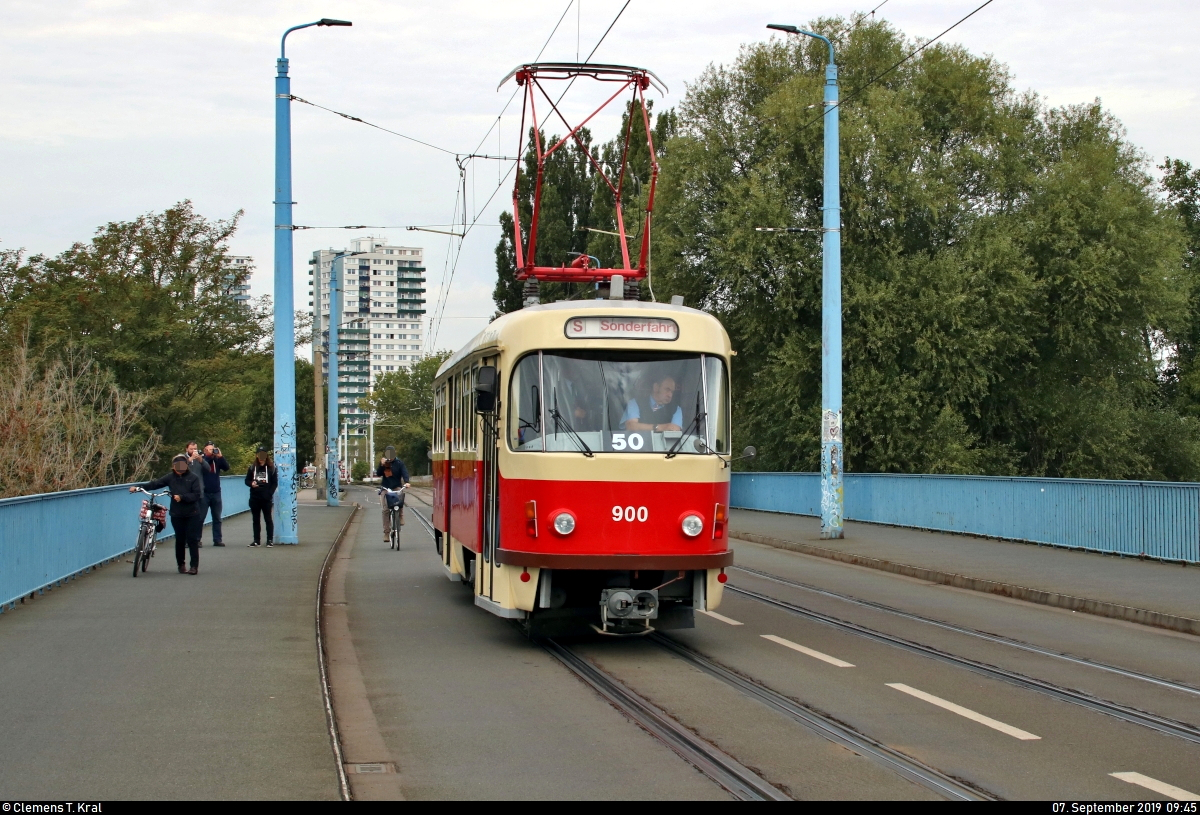 50 Jahre Tatrawagen in Halle (Saale)
Anlässlich ihrer 50-jährigen Betriebszugehörigkeit im halleschen Straßenbahnnetz veranstalten die Halleschen Straßenbahnfreunde e.V. (HSF) gemeinsam mit der Halleschen Verkehrs-AG (HAVAG) einen rund zweistündigen Fahrzeugkorso mit allen vorhandenen Tatrawagen und deren Umbauten im Stadtgebiet von Halle.
Hier überquert Zweirichtungswagen Tatra ZT4D, Wagen 900, der HSF die Elisabeth-Saale in der Mansfelder Straße Richtung Haltestelle Saline.
[7.9.2019 | 9:45 Uhr]