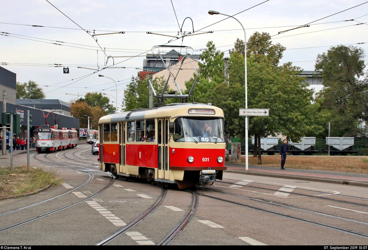 50 Jahre Tatrawagen in Halle (Saale)
Anlässlich ihrer 50-jährigen Betriebszugehörigkeit im halleschen Straßenbahnnetz veranstalten die Halleschen Straßenbahnfreunde e.V. (HSF) gemeinsam mit der Halleschen Verkehrs-AG (HAVAG) einen rund zweistündigen Fahrzeugkorso mit allen vorhandenen Tatrawagen und deren Umbauten im Stadtgebiet von Halle.
Nach einer etwa 15-minütigen Havarie bei Fahrschulwagen Tatra T4D-C, Wagen 985, der HAVAG am Rennbahnkreuz sammeln sich alle Fahrzeuge an der Haltestelle Saline erst einmal wieder. Es folgt ein recht zeitintensives Rangierverfahren, bei dem der Wagen 931 (Tatra T4D) der HSF vom gestörten Fahrschulwagen am Abzweig zum Glauchaer Platz getrennt wird. Wagen 931 soll danach eigenständig im Verband mit den anderen Fahrzeugen auf der Strecke zum Marktplatz weiterfahren, das Fahrschulfahrzeug verabschiedet sich vorzeitig vom Korso.
Hier gliedert sich Wagen 931 wieder in die Kolonne ein.
[7.9.2019 | 10:07 Uhr]