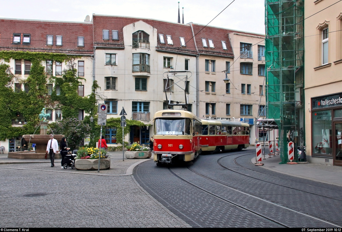 50 Jahre Tatrawagen in Halle (Saale)
Anlässlich ihrer 50-jährigen Betriebszugehörigkeit im halleschen Straßenbahnnetz veranstalten die Halleschen Straßenbahnfreunde e.V. (HSF) gemeinsam mit der Halleschen Verkehrs-AG (HAVAG) einen rund zweistündigen Fahrzeugkorso mit allen vorhandenen Tatrawagen und deren Umbauten im Stadtgebiet von Halle.
Hier passiert Tatra T4D, Wagen 901 mit Beiwagen 101, der HSF, kommend vom Marktplatz, den Eselsbrunnen am Alten Markt Richtung Haltestelle Rannischer Platz.
[7.9.2019 | 10:12 Uhr]