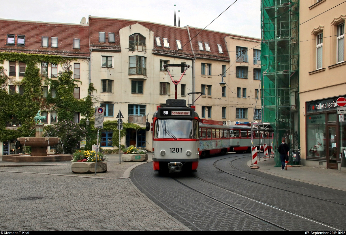 50 Jahre Tatrawagen in Halle (Saale)
Anlässlich ihrer 50-jährigen Betriebszugehörigkeit im halleschen Straßenbahnnetz veranstalten die Halleschen Straßenbahnfreunde e.V. (HSF) gemeinsam mit der Halleschen Verkehrs-AG (HAVAG) einen rund zweistündigen Fahrzeugkorso mit allen vorhandenen Tatrawagen und deren Umbauten im Stadtgebiet von Halle.
Hier passiert Großzug Tatra T4D-C, Wagen 1201 und 1176 sowie Beiwagen 204, der HAVAG, kommend vom Marktplatz, den Alten Markt Richtung Haltestelle Rannischer Platz.
[7.9.2019 | 10:12 Uhr]